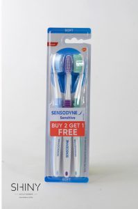 Sensodyne zobna ščetka 3 v 1 pakiranju. Z nežnimi ščetinami očisti zobe in ohranja nepoškodovane dlesni in sklenino. Zelo ugodno na shiny-outlet.si