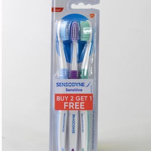 Sensodyne zobna ščetka 3 v 1 pakiranju. Z nežnimi ščetinami očisti zobe in ohranja nepoškodovane dlesni in sklenino. Zelo ugodno na shiny-outlet.si