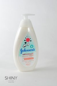 Johnson's Baby losion Cotton Touch, bombažna mehkoba za obraz in telo. Popolna nega, popoln nakup na shiny-outlet.si