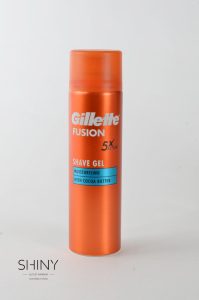 Gillette gel za britje, Fusion, z vlažilnim učinkom kokosovega masla. Prodre med dlačice, zmehča in neguje. Učinek kakovostnega britja, dostopneje na shiny-outlet.si