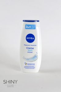 Nivea tekoče milo Creme Soft, z dodanim mandljevim oljem ter vitaminom C in E. Neguje kožo pri vsakem tuširanju. Na voljo po dostopnejši ceni na shiny-outlet.si