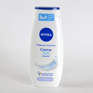 Nivea tekoče milo Creme Soft, z dodanim mandljevim oljem ter vitaminom C in E. Neguje kožo pri vsakem tuširanju. Na voljo po dostopnejši ceni na shiny-outlet.si