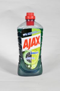 Ajax naravno čistilo Boost, z aktivnim ogljem in limono, s kar 99 % naravnih sestavin. Priporočljivo za čiščenje različnih površin, sedaj dostopneje na shiny-outlet.si