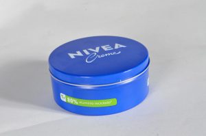 Nivea krema za telo in obraz, univerzalna nega s prijetno gosto in hitro vpojno teksturo. Klasika v novi embalaži, dostopneje na shiny-outlet.si