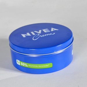 Nivea krema za telo in obraz, univerzalna nega s prijetno gosto in hitro vpojno teksturo. Klasika v novi embalaži, dostopneje na shiny-outlet.si