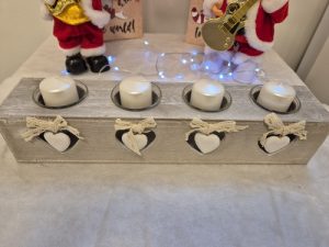 Adventni venec za dekoracijo in trajnostno uporabo iz lesa, z možnosjo dodatnega nakupa dekorativnih sveč, ki so na voljo tudi pri nas v različnih barvah. Izjemoma na shiny-outlet.si