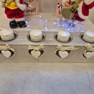 Adventni venec za dekoracijo in trajnostno uporabo iz lesa, z možnosjo dodatnega nakupa dekorativnih sveč, ki so na voljo tudi pri nas v različnih barvah. Izjemoma na shiny-outlet.si