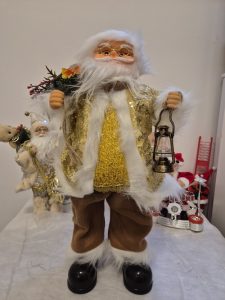 Božična dekoracija: zabavni dedek mraz, ki poplesuje ob praznični skladbi. Shiny-outlet.si vas popelje v veseli december.