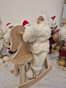 Božična dekoracija: dedek mraz, ki se pozibava na lesenem konjičku. Atraktivno na shiny-outlet.si