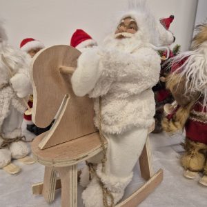 Božična dekoracija: dedek mraz, ki se pozibava na lesenem konjičku. Atraktivno na shiny-outlet.si
