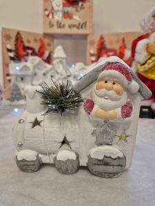 Božična dekoracija: božična lokomotiva z nežno bleščečimi led lučmi. Veselo v december s shiny-outlet.si