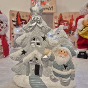 Božična dekoracija: srebrno bela smreka z nežnim led svetilom, ki posveti skozi zvezdice. Veselo v bleščeč december s shiny-outlet.si