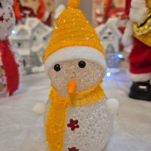 Božična dekoracija: snežak z rumenimi dodatki v srednji velikosti za darilo ali praznično okrasitev. Veseli december in bleščeča ponudba na shiny-outlet.si
