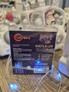 Led lučke kot dodatek in pridih prazničnemu vzdušju, v modri barvi. Z nežnim svetilom v manjši dimenziji za osvetlitev dekorja. Bleščeče praznike s shiny-outlet.si
