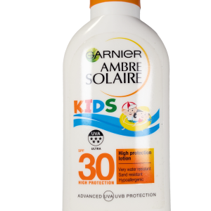 Garnier Ambre Solaire Kids SPF 30 – otroški sončni losjon z učinkovito zaščito pred UVA in UVB žarki, vodoodporen in nežen do kože.