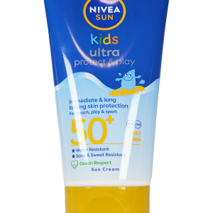 Nivea Sun Kids Ultra Protect & Play SPF 50 – visoko zaščitni otroški sončni losjon, odporen na vodo in pesek, za varno igro na soncu.