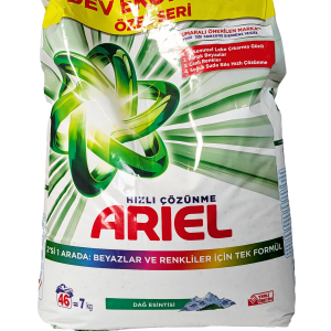 Ariel 7 kg detergent v prahu – učinkovito čiščenje za belo in barvno perilo, odlična moč odstranjevanja madežev.